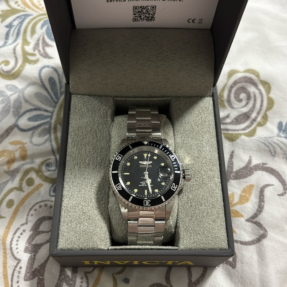 INVICTA PRO DIVER MENS WATCH 
#8926OB 40 MM
BRAND NEW, STILL IN BOX